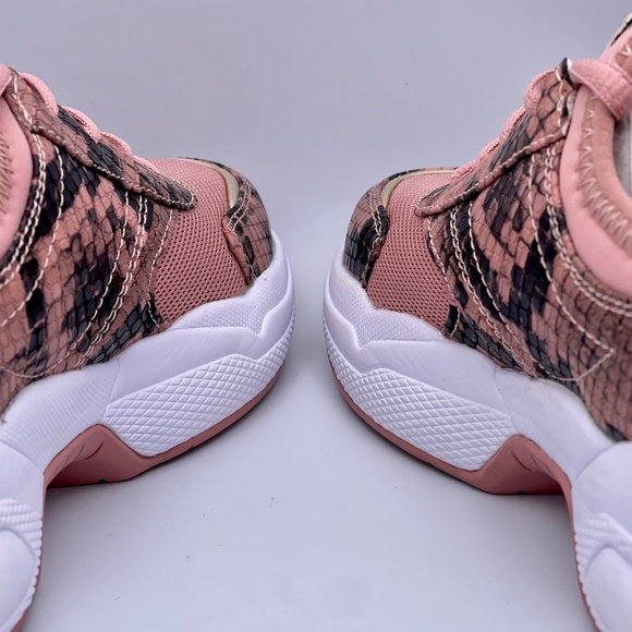 Guess GBG Women's Shoe Jimmy Lace-up Sneakers Pink Digital Camo Size 5 M US - Picture 5 of 7